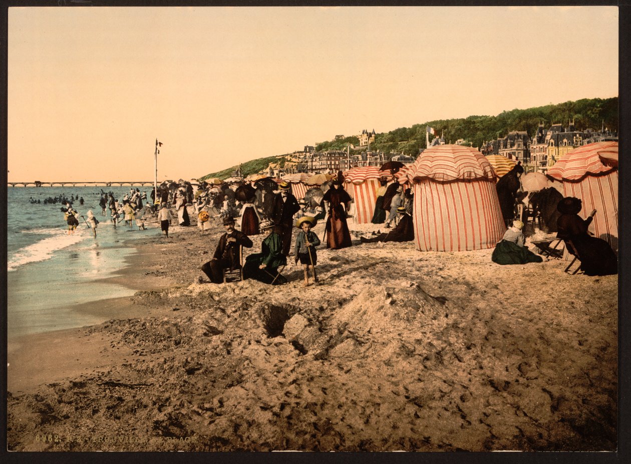 La playa a la hora del baño, Trouville-sur-Mer, Francia, c.1905 (foto coloreada) de Detroit Publishing Co.
