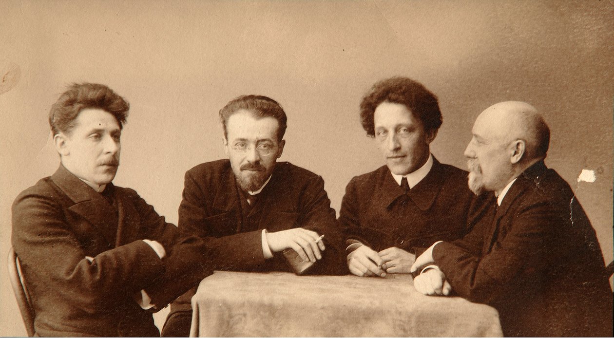 Retrato de grupo de los poetas Alexander (Alexandre) Aleksandrovich Blok (1880-1921), Georgii (George) Chulkov (1879-1939), Konstantin Aleksandrovich Erberg (Siunnerberg, Syunnerberg, Sunnenberg) (1871-1942) y Fyodor Sologub (Fiodor Sologoub, Fiodor Kouzmi de Dmitri Spiridonovich Zdobnov