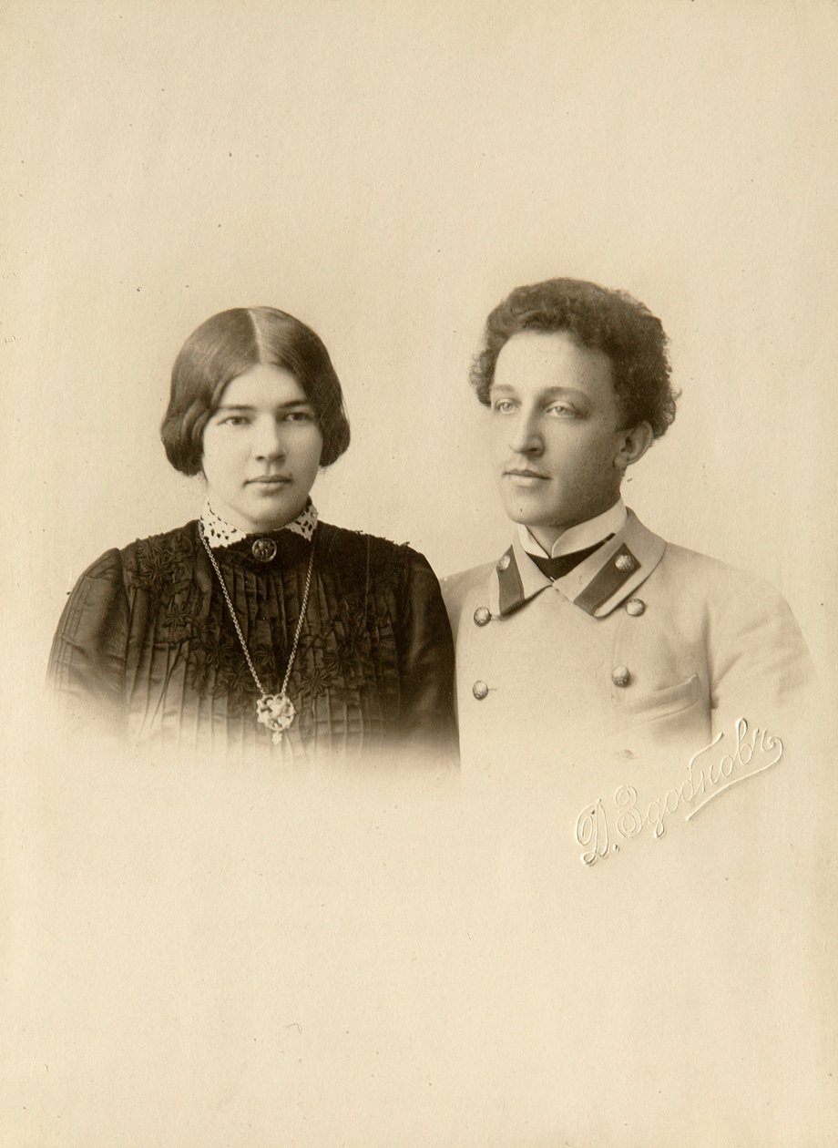 Retrato del poeta Alexander (Alexandre) Aleksandrovich Blok (1880-1921) con su esposa. Fotografía en gelatina de plata de Dmitri Spiridonovich Zdobnov (finales del siglo XIX) de Dmitri Spiridonovich Zdobnov