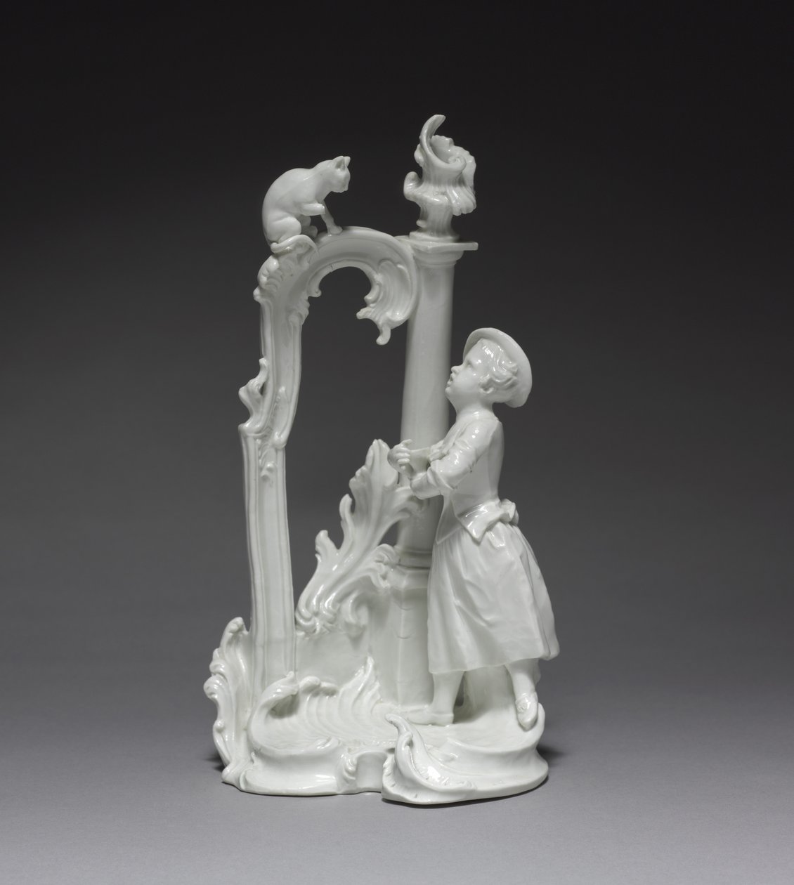Figura de una niña con gato, hecha por la Fábrica de Porcelana de Nymphenburg, c.1770 (porcelana) de Dominicus (attr. to) Auliczek
