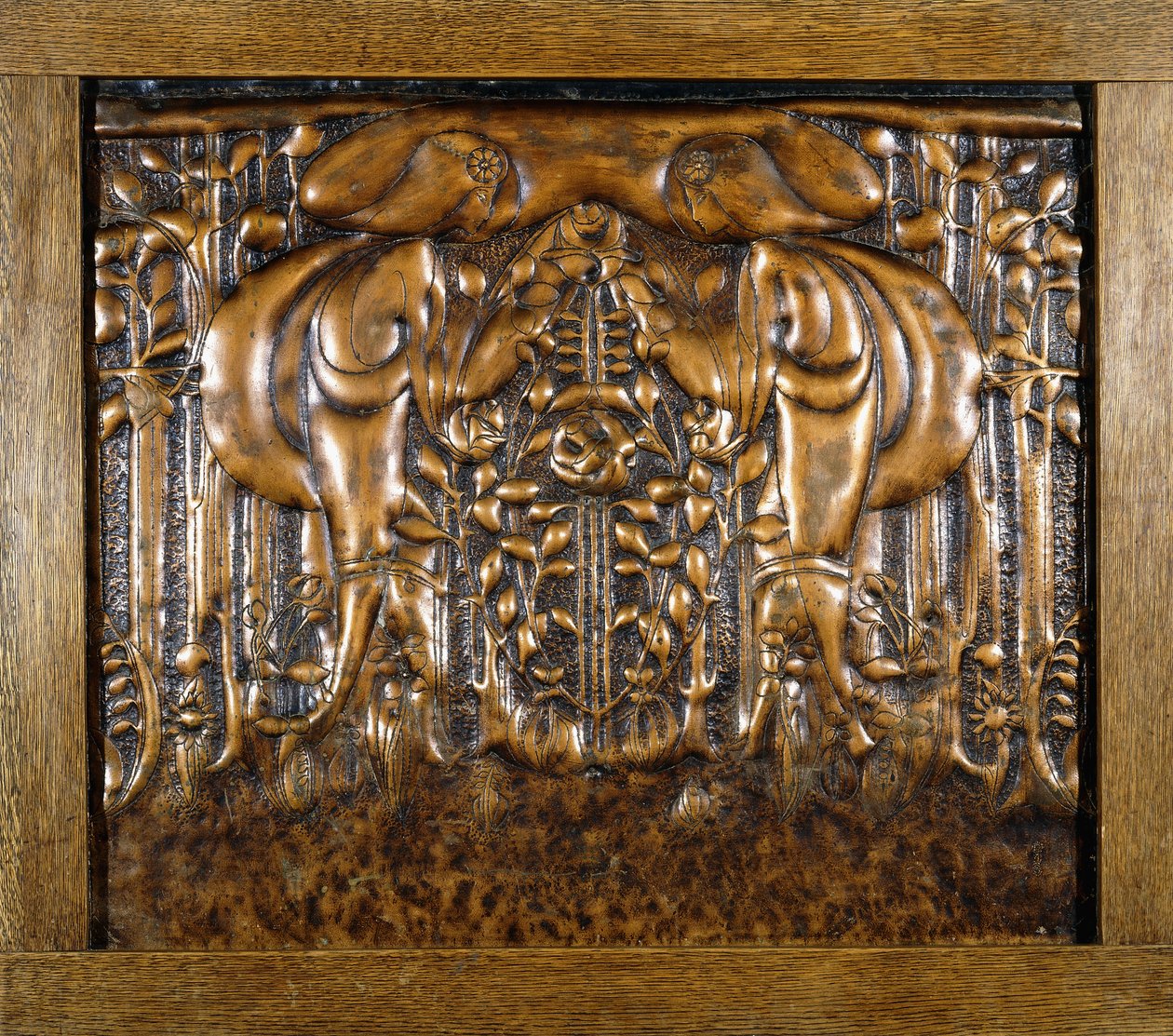 Un panel decorativo de plomo moldeado en alto relieve, que representa dos doncellas estilizadas enfrentadas de Donald McKay Stoddart