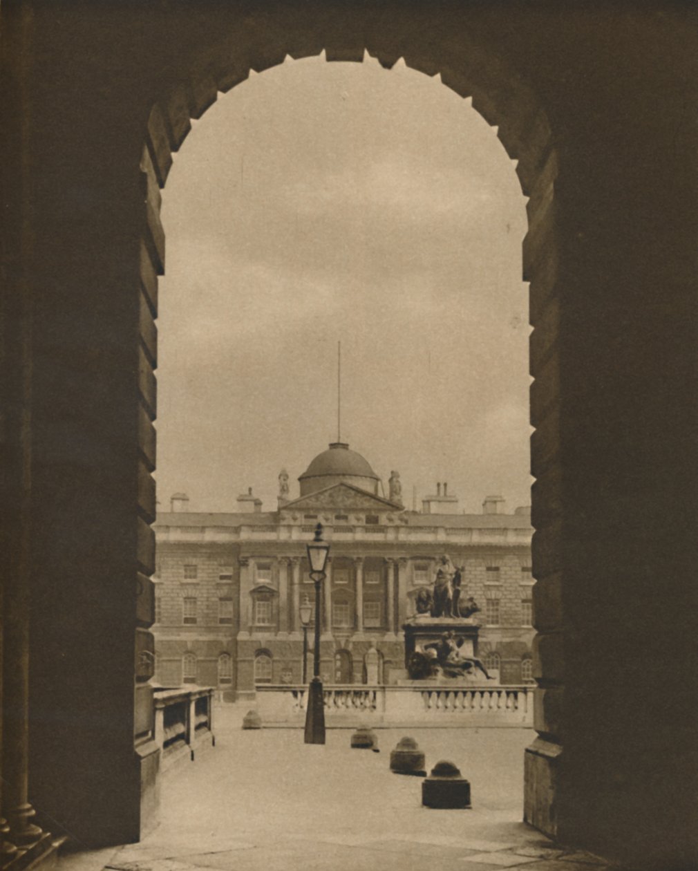 Vista pasajera de Somerset House desde The Strand, c. 1935 de Donald McLeish
