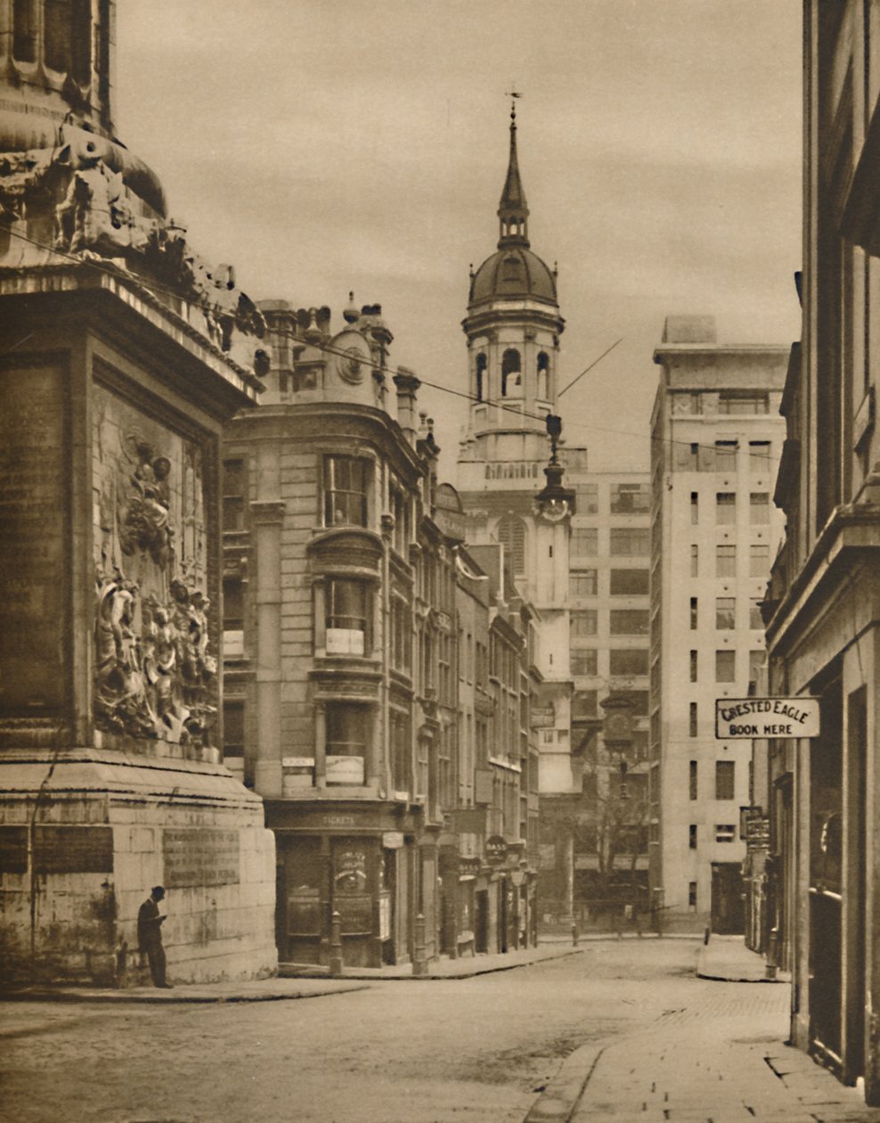 En la base del Monumento de Fish Street Hill, c. 1935 de Donald McLeish