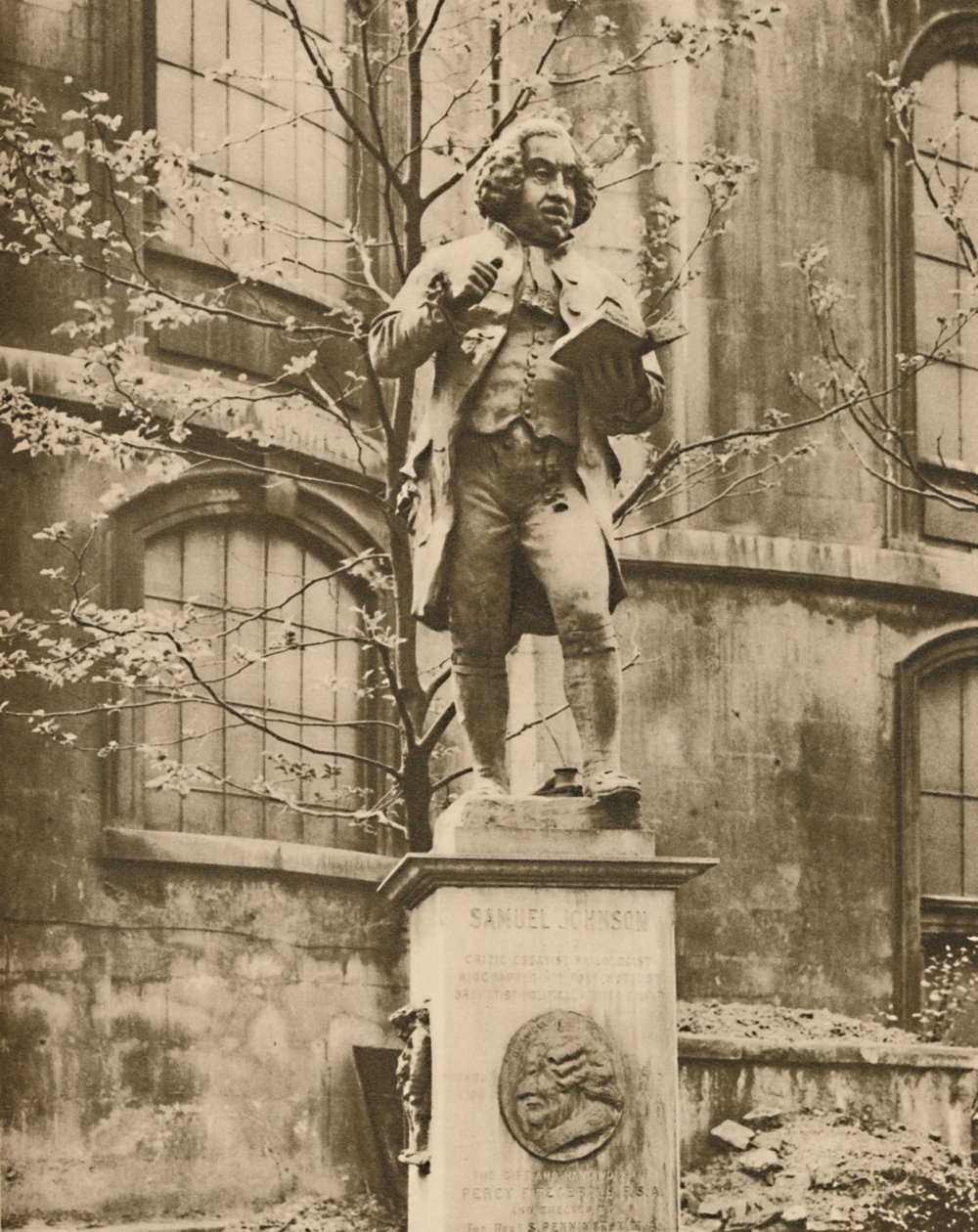 Dr. Johnson en su pedestal, desde donde puede ver Fleet Street, c1935 de Donald McLeish