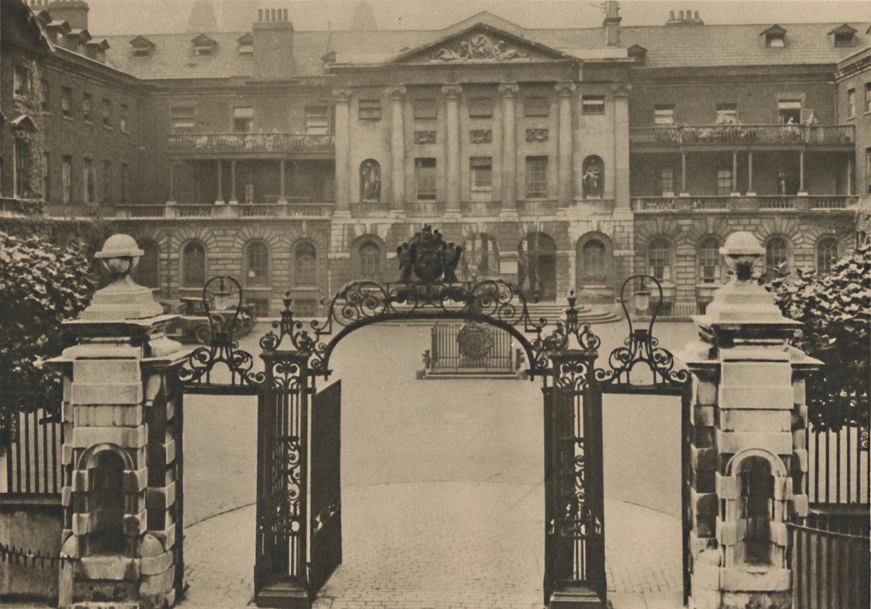 Entrada al Hospital Guys con la Estatua del Fundador en el Centro del Patio, c1935 de Donald McLeish