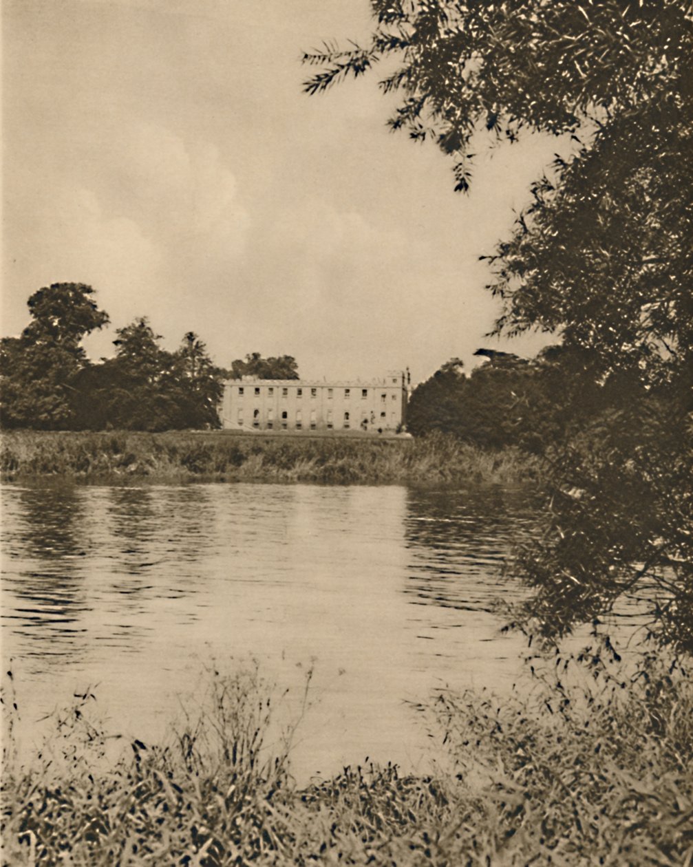 El Támesis limpio las orillas llenas de juncos por Syon House, c. 1935 de Donald McLeish