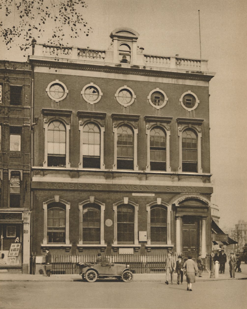 Escuela en Leicester Square en el sitio de la casa de Hogarth, c1935 de Donald McLeish