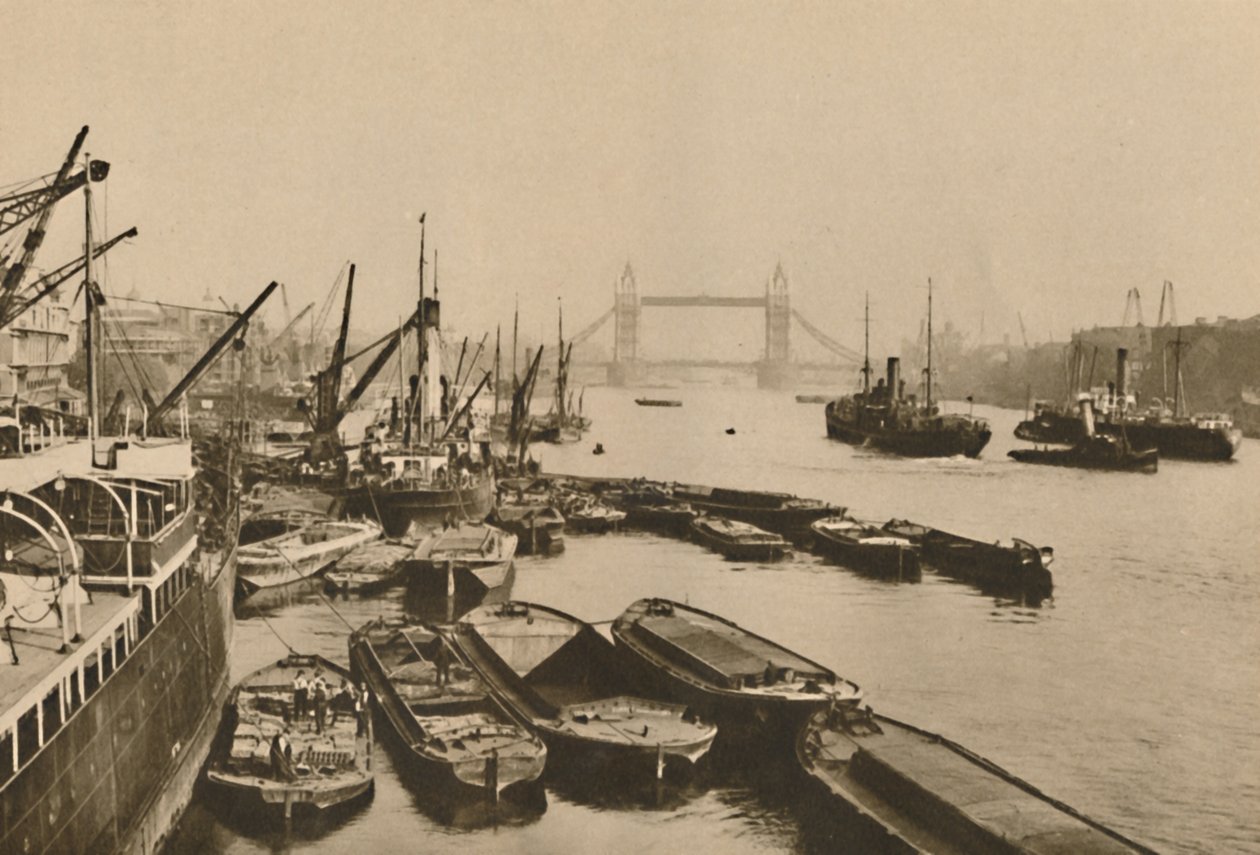 Embarcaciones en el Pool de Londres: Una vista desde el Puente de Londres hasta el Puente de la Torre, c1935 de Donald McLeish