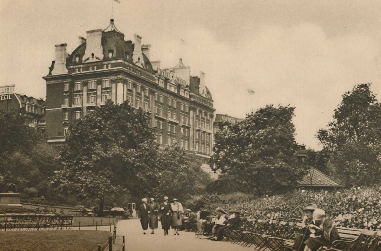 Sección de la calle Villiers del Jardín Victoria y una vista del Hotel Cecil, c. 1935 de Donald McLeish