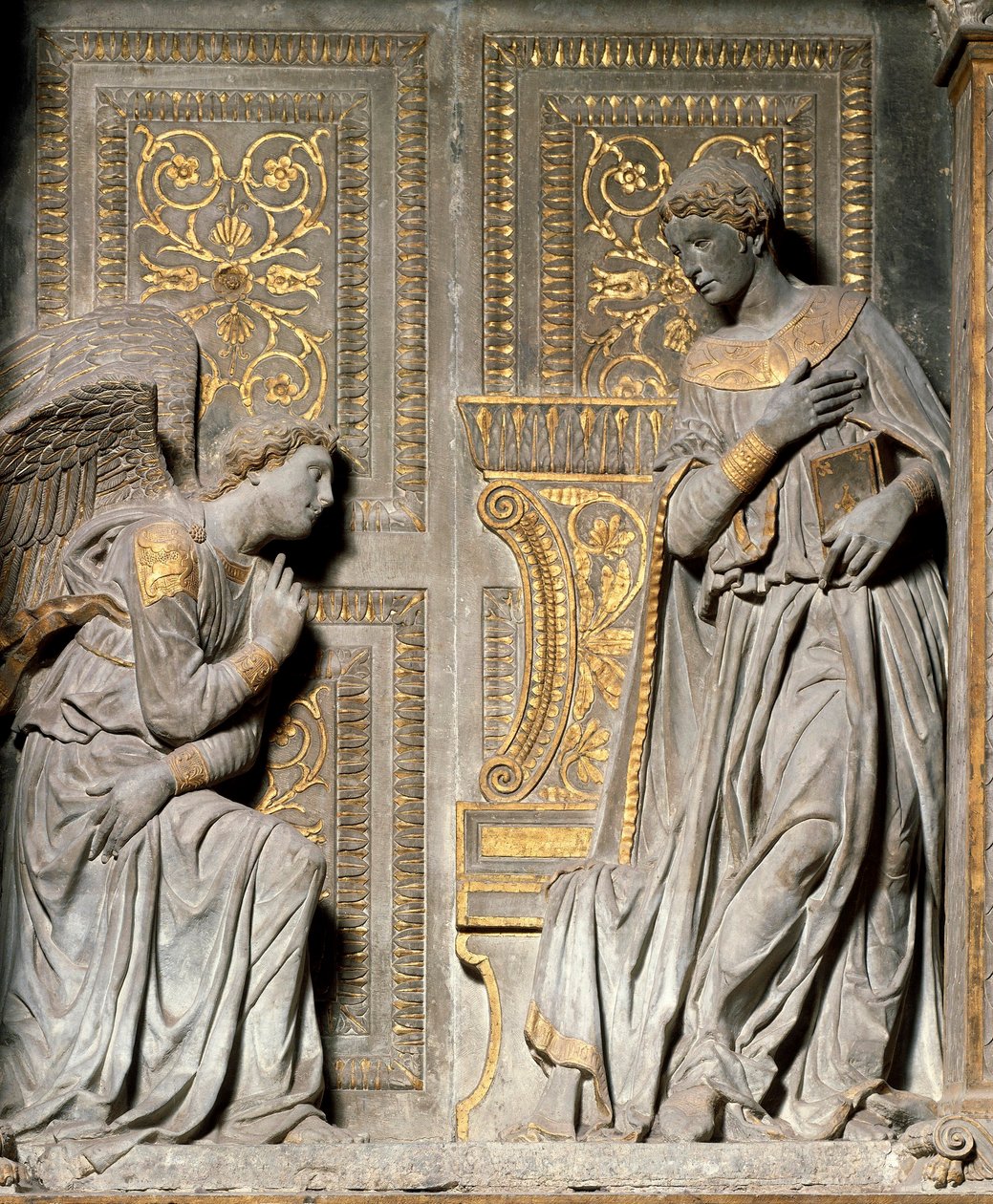Anunciación (alto relieve de Donato de Bardi, conocido como Donatello, ca. 1386-1466, 1435, Chiesa di Santa Croce, Florencia) de Donatello
