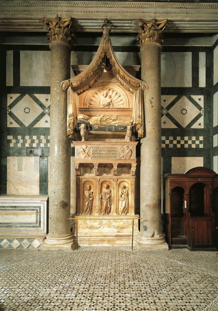 Italia, Toscana, Florencia, baptisterio de San Juan, tumba de mármol diseñada por Donatello y Michelozzo para el cardenal Baldassarre Coscia, antipape con el nombre de Juan XXIII. de Donatello