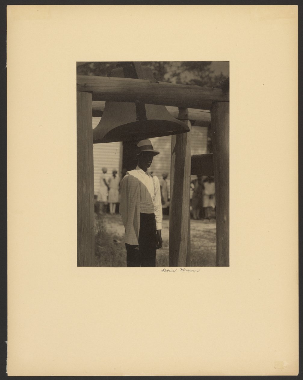 [Hombre negro de pie bajo una campana] de Doris Ulmann