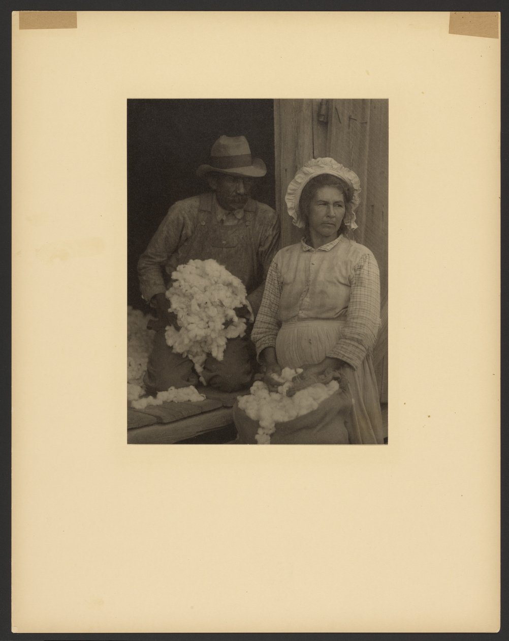 Pareja de granjeros con algodón recolectado, sureste de EE.UU. de Doris Ulmann