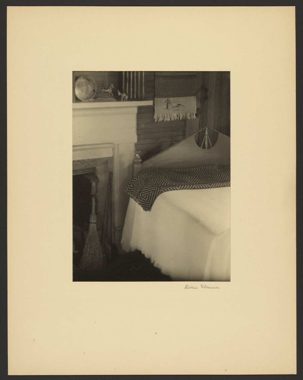 [Interior de la casa de Olive Dame Campbell, Brasstown, Carolina del Norte] de Doris Ulmann