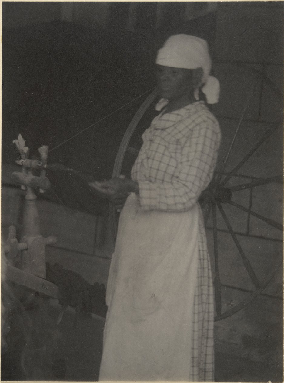 Mujer en la rueca de Doris Ulmann
