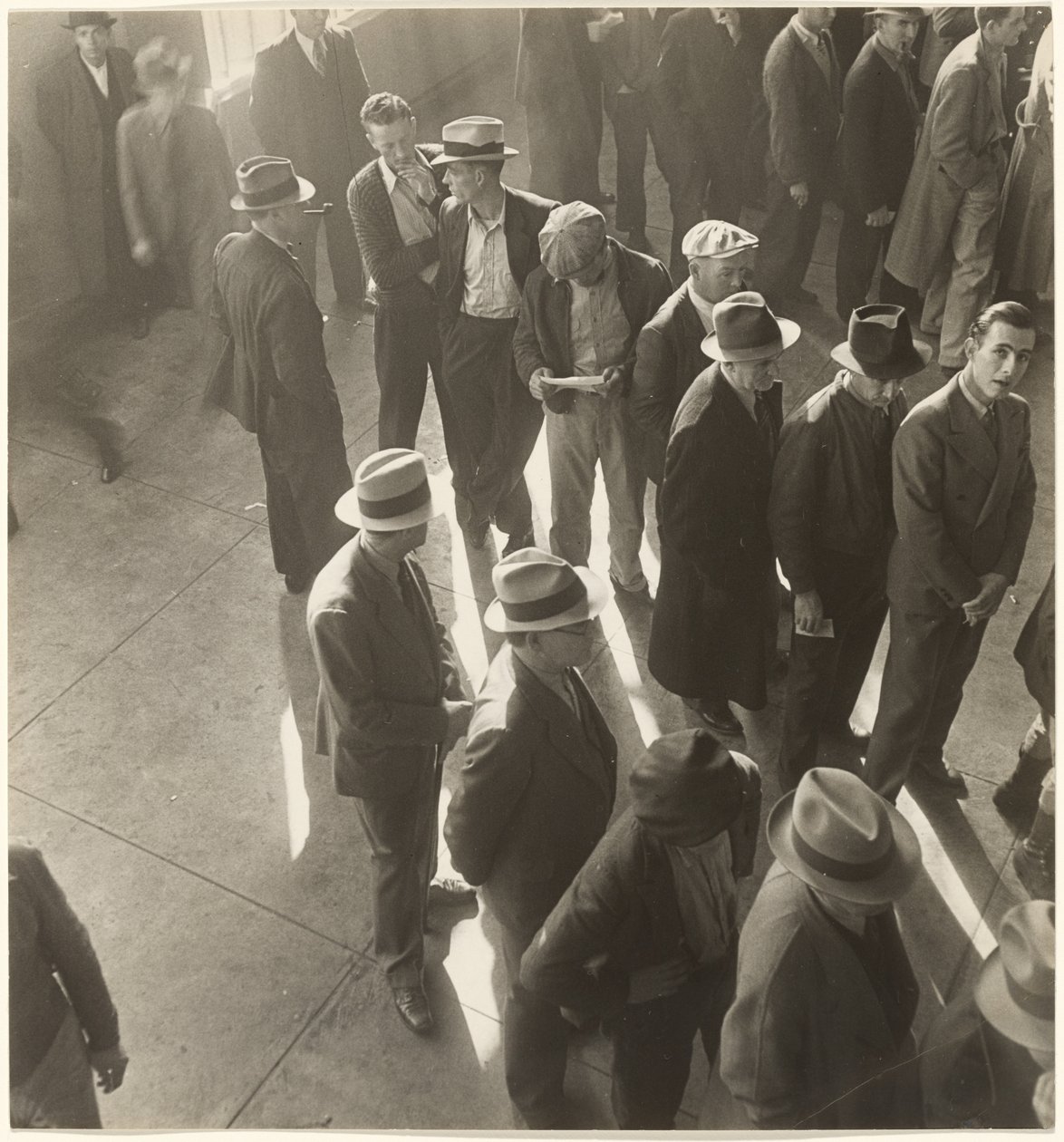 [Primeros días de subsidio de desempleo en California: A la espera de presentar la solicitud]. de Dorothea Lange