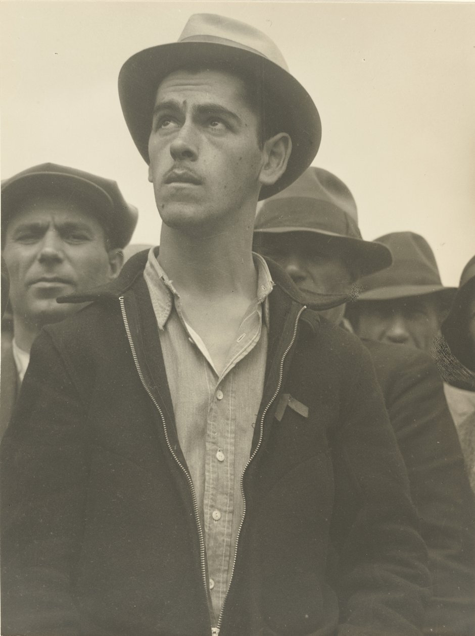 Street Meeting, San Francisco / "Aquí sobrevive la democracia" / "¿Qué nos espera" de Dorothea Lange