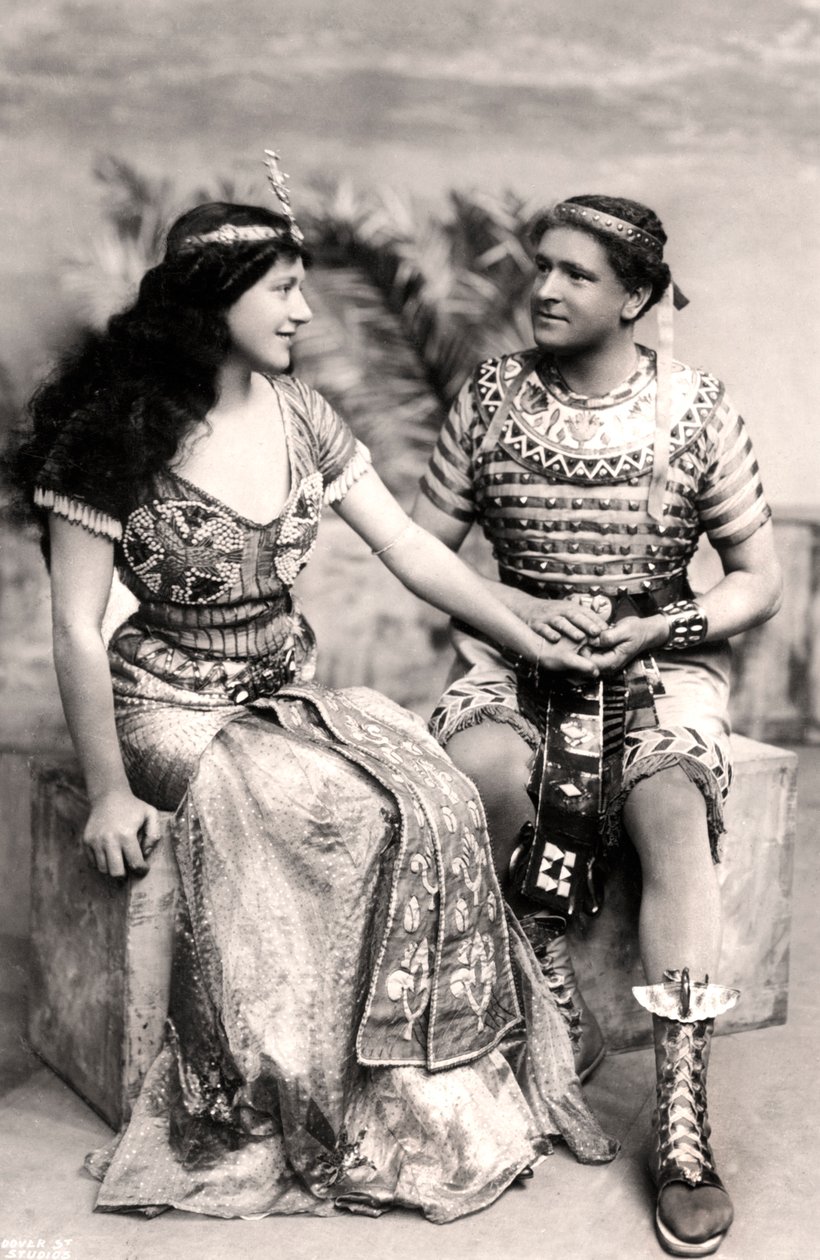 Ruth Vicent 1877-1955 y Roland Cunningham en una escena de Amasis, principios del siglo XX de Dover Street Studios