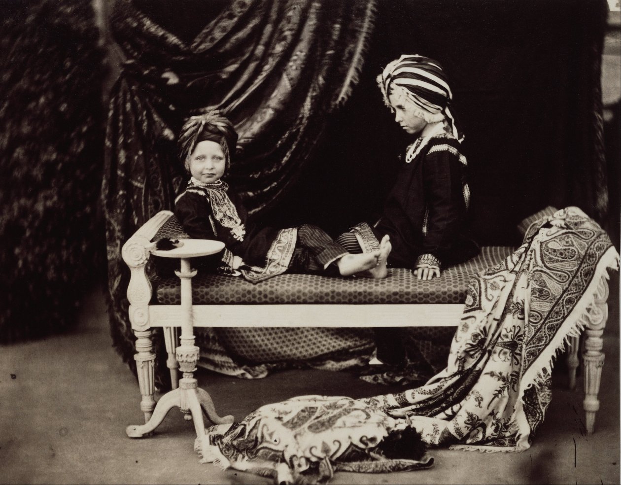 Príncipe Arturo y Príncipe Alfredo con el traje de príncipes sikh, Osborne de Dr Ernst Becker