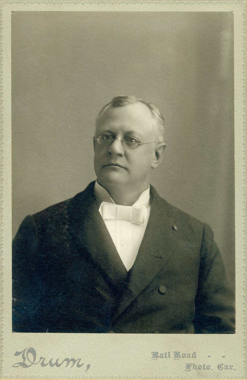 Retrato busto de Clarence W. Backus con traje de Drum