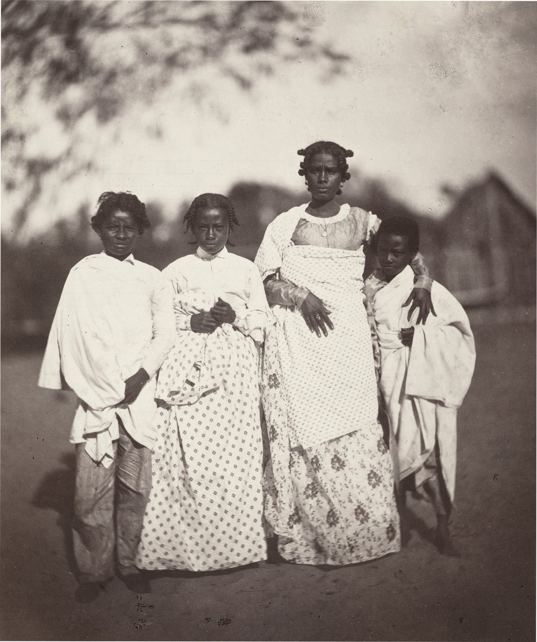 Mujer Malgache y Sus Hijos (Placa 3) de Désiré Charnay