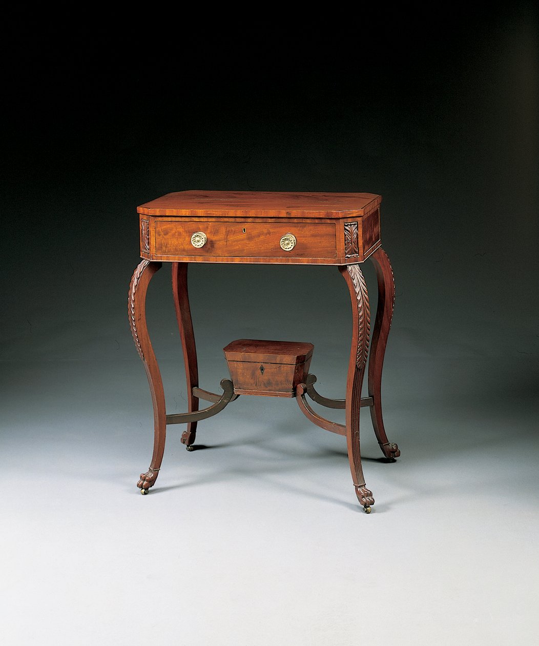 Una mesa de trabajo tallada clásica, 1810-20 de Duncan Phyfe