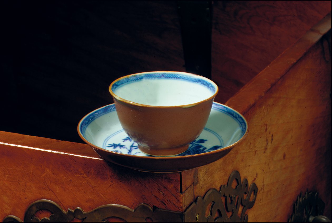 Taza y platillo de loza Batavia, cargamento del barco hundido "Geldermalsen" de Dutch School