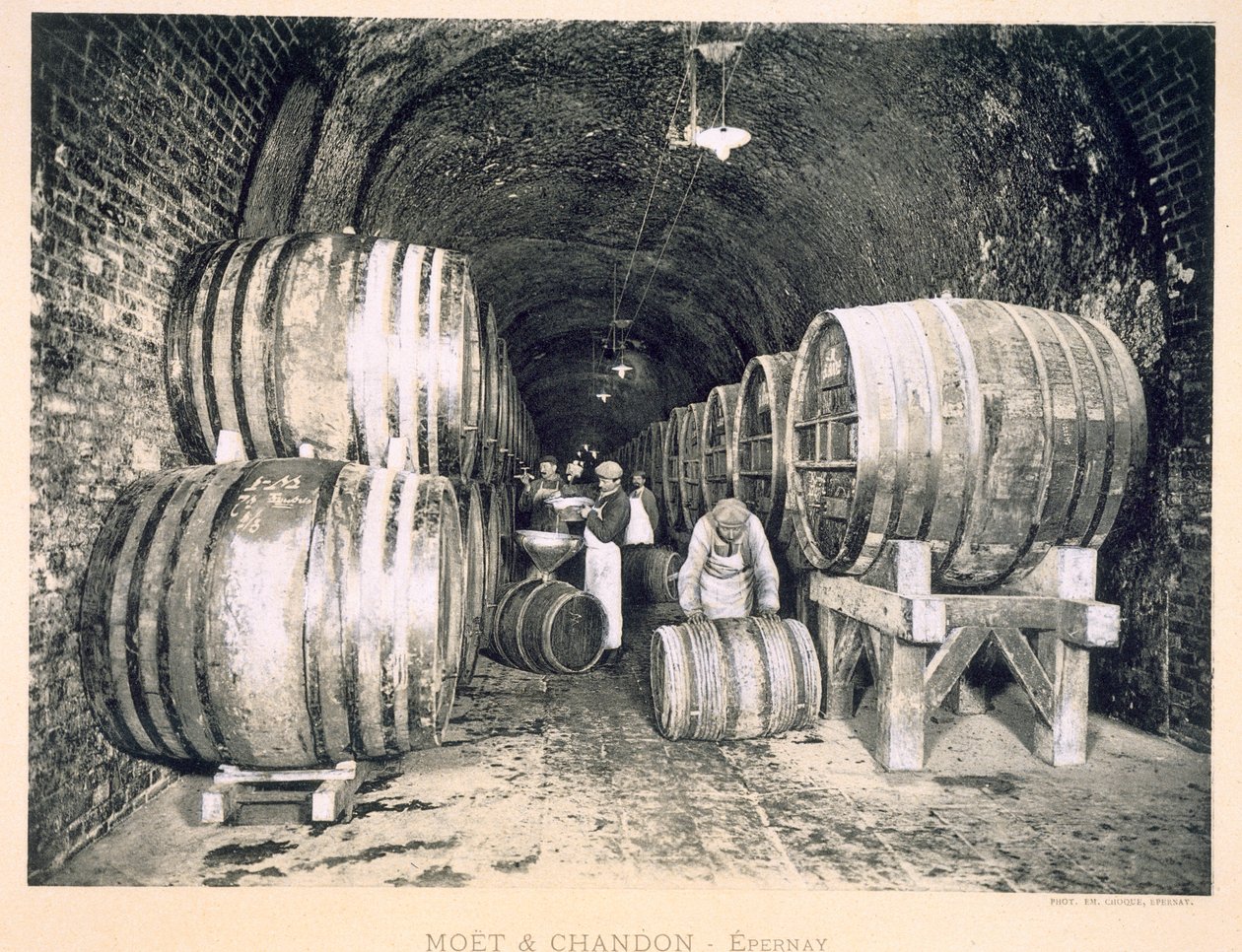 Vertiendo el vino en los barriles, de 