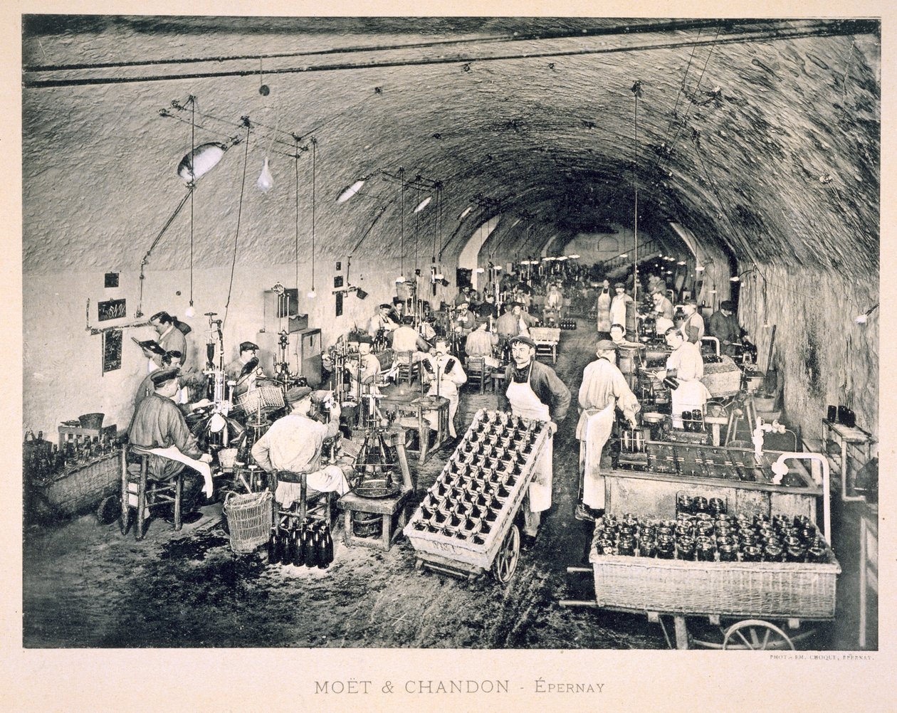 Sellando el champán embotellado, de 