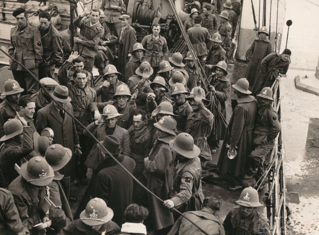 Álbum "MVSN- Camisas Negras": Trabajadores fascistas, enmarcados en Centurias, partiendo hacia el AOI (África Oriental Italiana) a Génova de E. Binelli