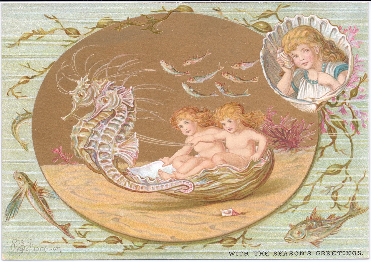 Una tarjeta navideña victoriana de dos bebés acuáticos montados en un carro de conchas marinas tirado por un par de caballitos de mar, todo ello rodeado de algas y peces. También una niña, enmarcada en una concha de vieira, con una concha marina en la orej de E. Gertrude Thompson