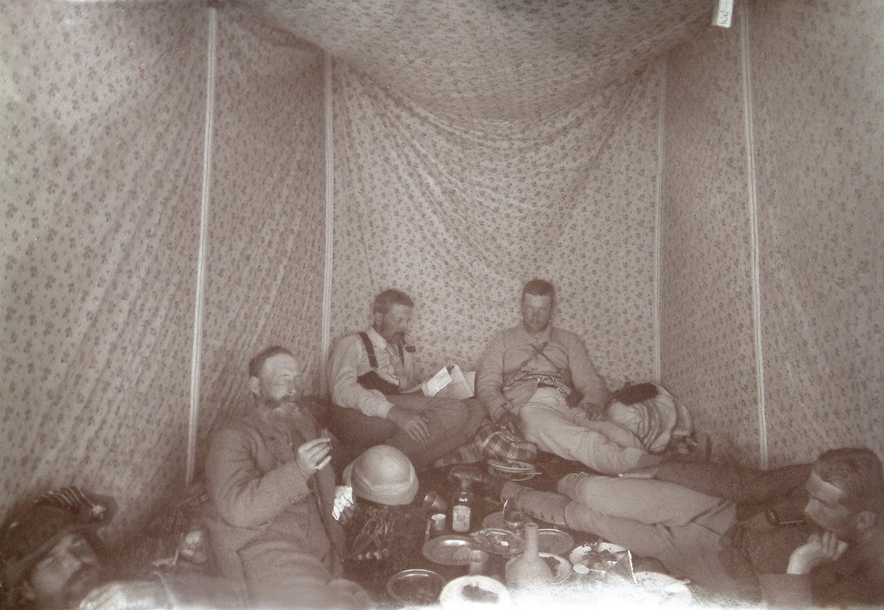 Miembros de la expedición de la Encuesta de Arabah relajándose en su tienda, 1883 de E. Gordon Hull
