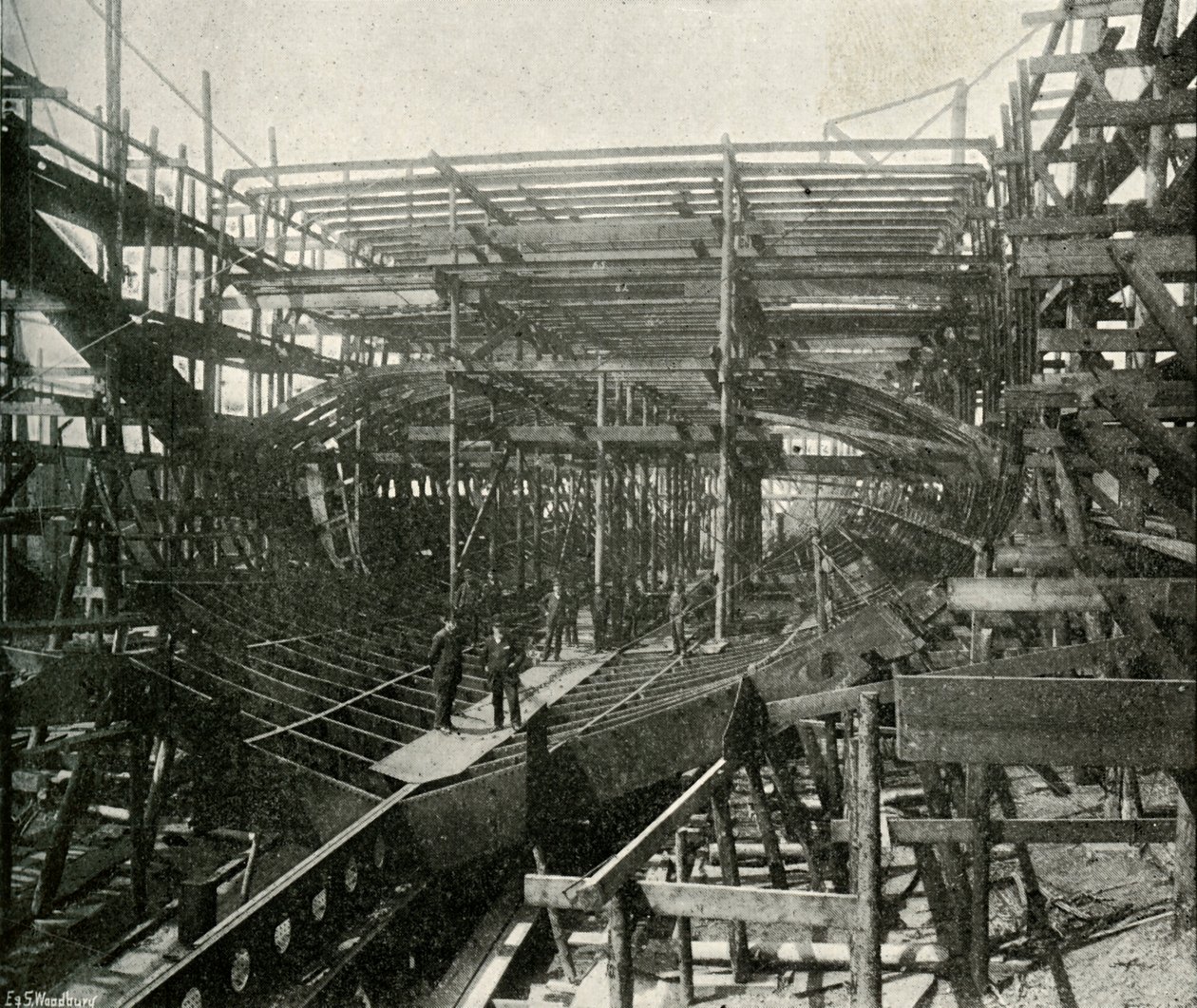La construcción de un buque de guerra: un crucero de primera clase en progreso en los astilleros del Támesis, c1897 de E. and S. Woodbury
