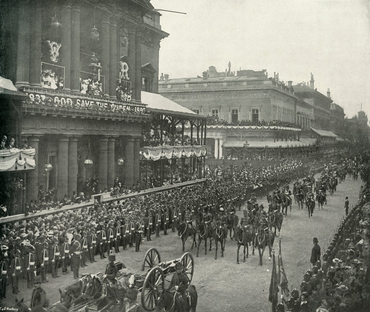 La Procesión Real: Ayudantes de Campo pasando el United Service Club, c1897 de E. and S. Woodbury