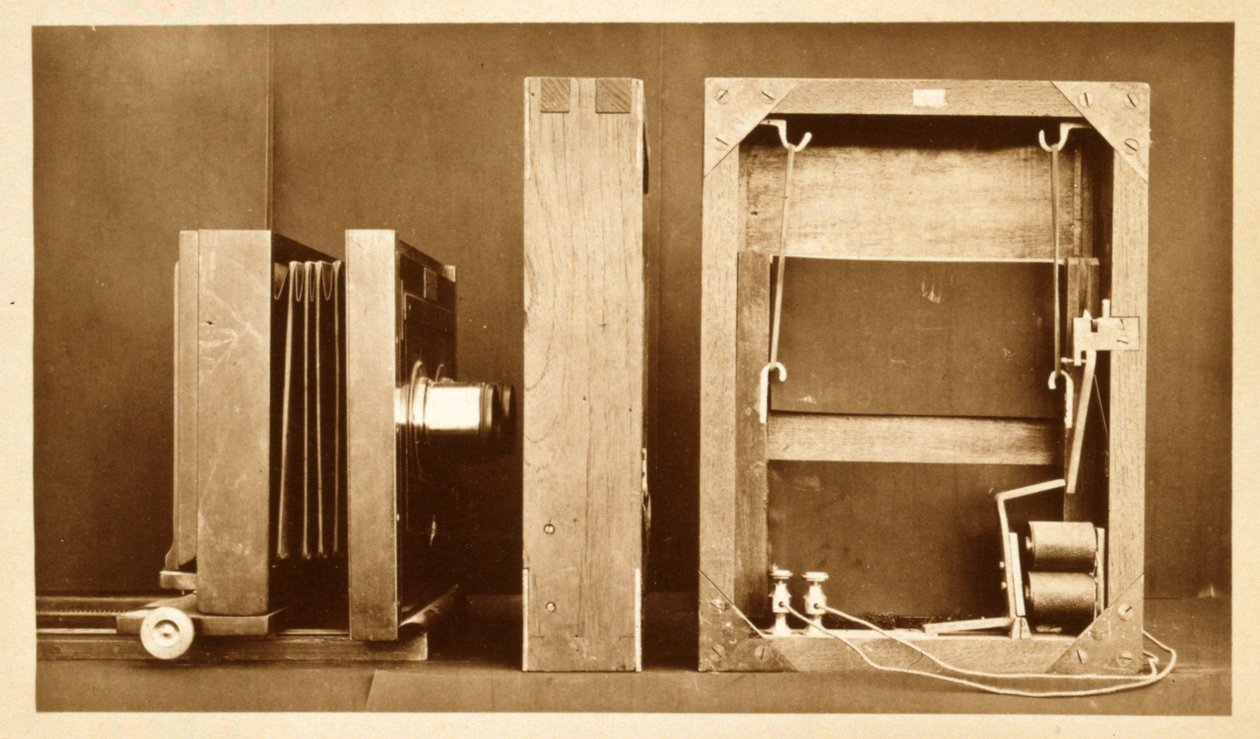 Cámara y parte trasera del obturador electro usado por Eadweard Muybridge para su serie 