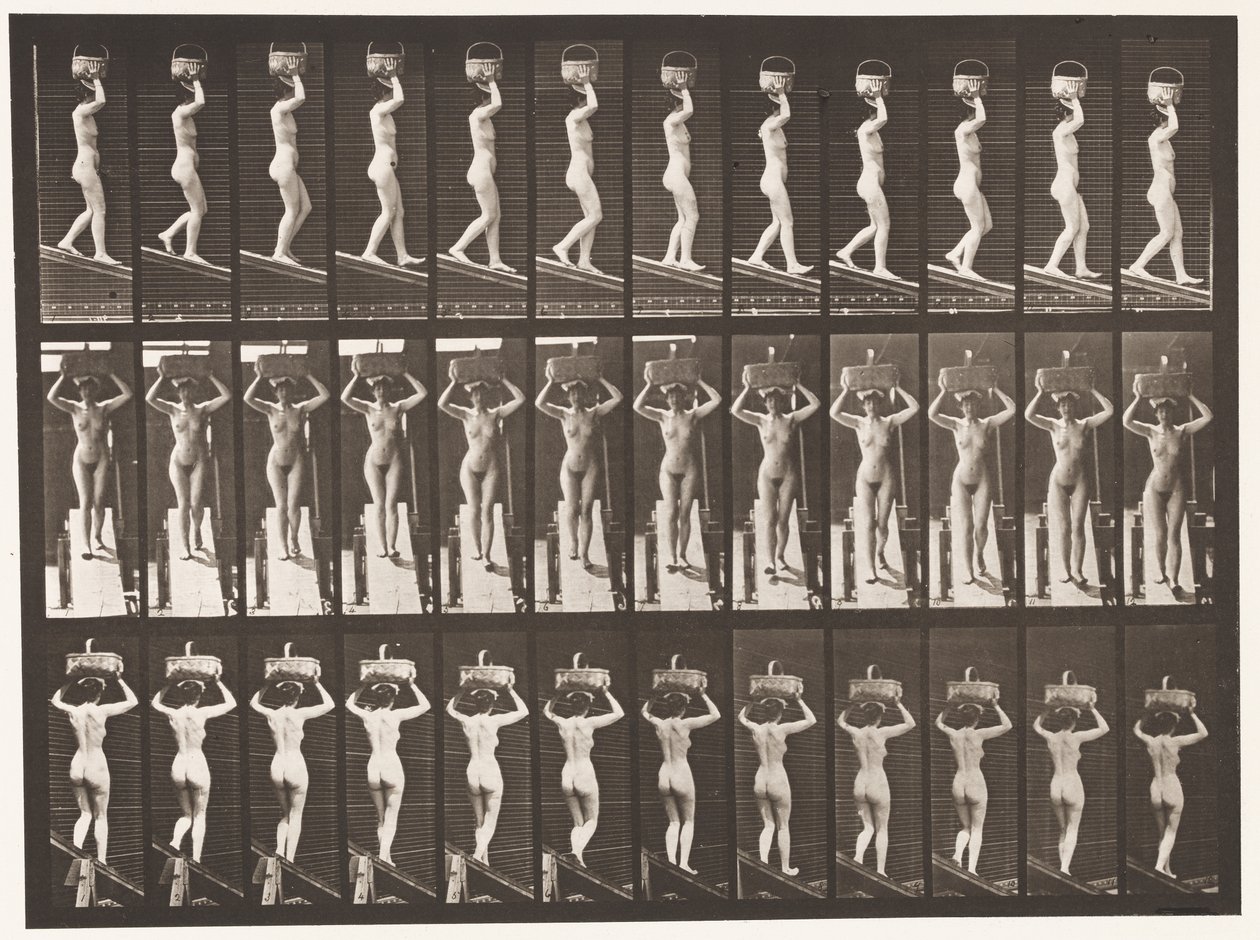 Placa 124. Bajando una pendiente, cesta de 20 libras en la cabeza, manos levantadas de Eadweard Muybridge