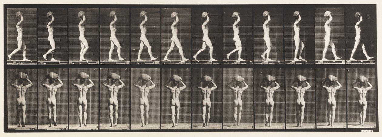 Placa 27. Caminando, llevando una piedra de 70 lb en la cabeza, manos levantadas de Eadweard Muybridge