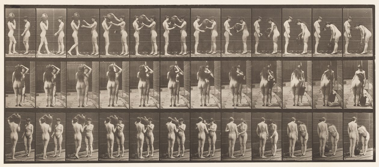 Placa 447. Dos modelos, uno tomando una jarra de agua del hombro del otro de Eadweard Muybridge