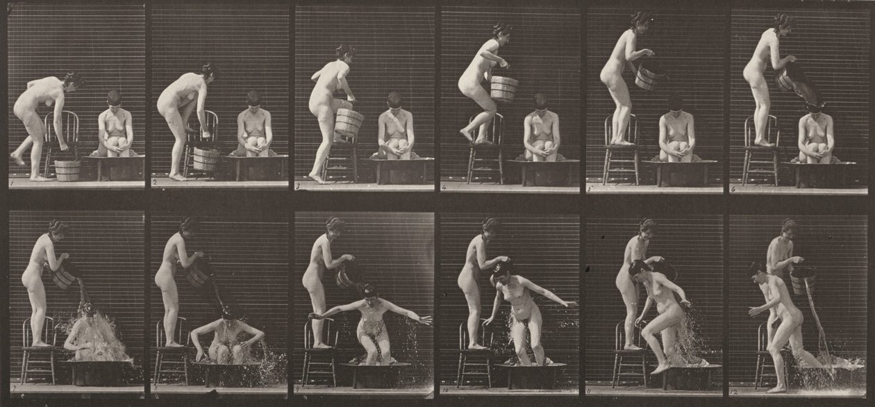 Lámina n.º 406. Mujer vertiendo un cubo de agua sobre otra mujer de Eadweard Muybridge