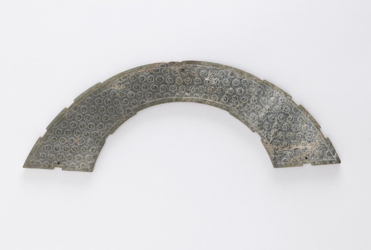 Placa delgada cortada en arco de círculo, del tipo huang, Changsha, provincia de Hunan, siglo IV-III a.C. de Eastern Zhou Dynasty Chinese School