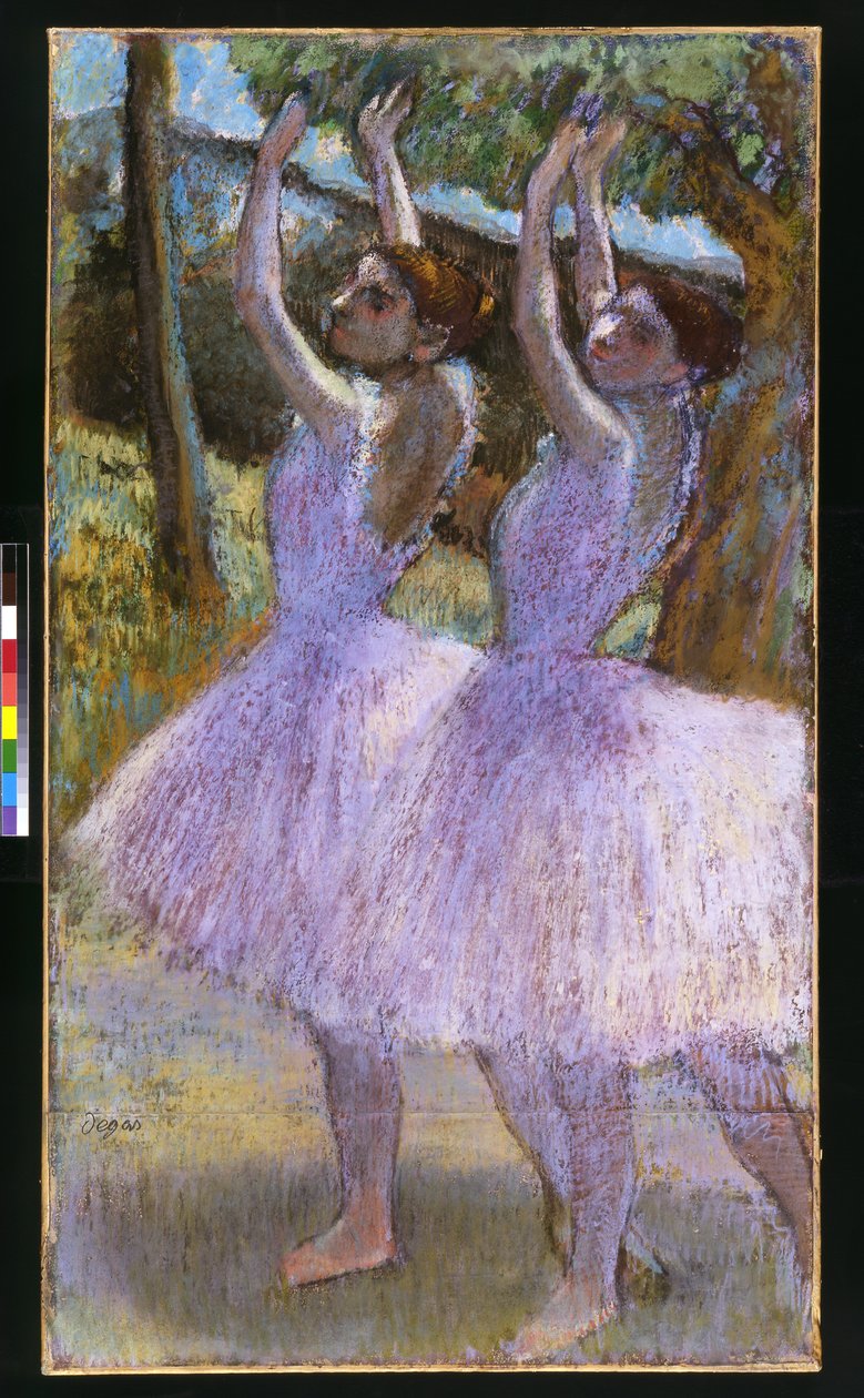 PD.2-1979 Bailarinas en vestidos violetas, brazos levantados, c.1900 de Edgar Degas