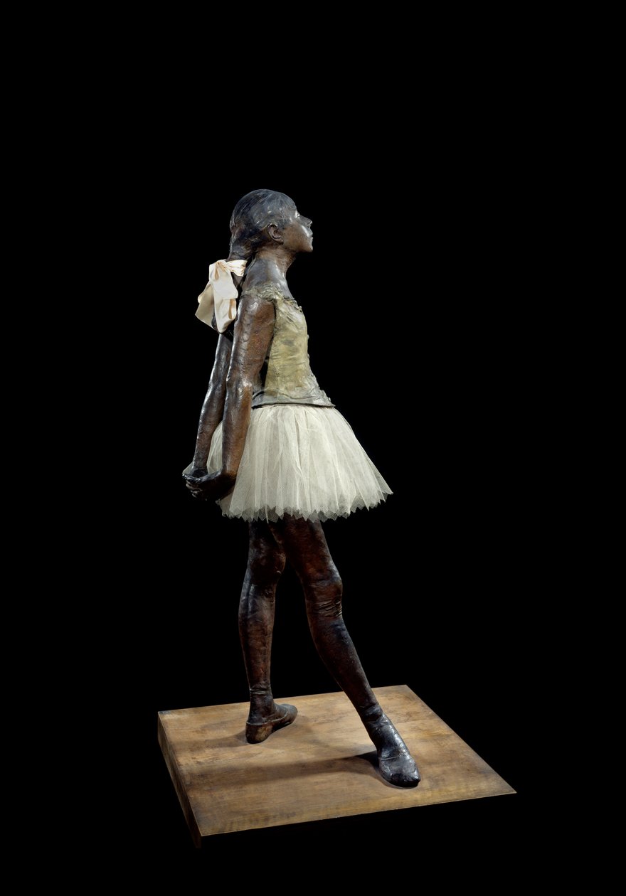 Escultura de una bailarina de 14 años vestida por Edgar Degas (1834-1917) en bronce patinado, tul y satén rosa sobre base de madera de Edgar Degas