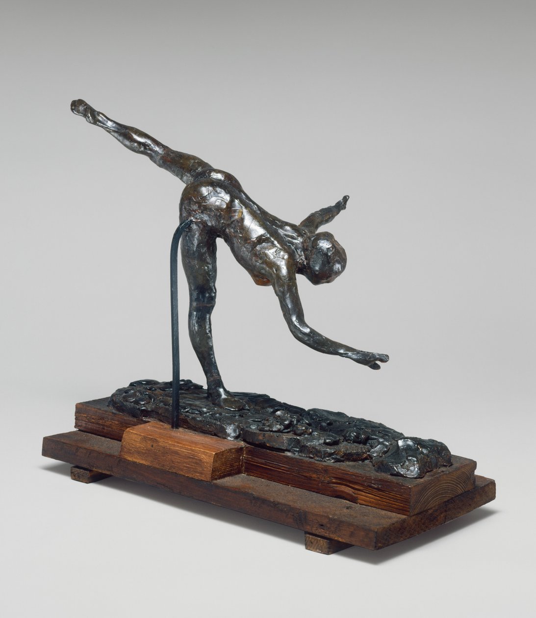 Arabesco sobre la Pierna Derecha, Mano Derecha cerca del Suelo, Brazo Izquierdo Extendido de Edgar Degas