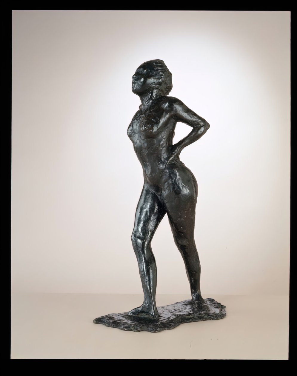 Bailarina en reposo, manos en las caderas, pierna derecha hacia adelante, c. 1881-1890 fundido 1919-1925 de Edgar Degas