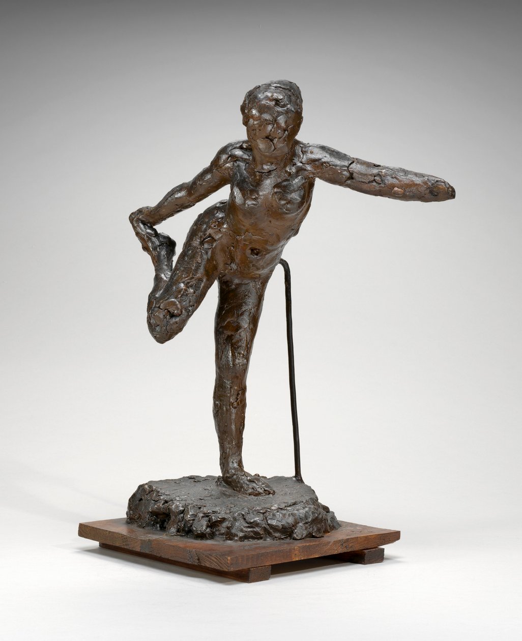 Bailarina sosteniendo su pie derecho con su mano derecha, c.1900-1911 de Edgar Degas