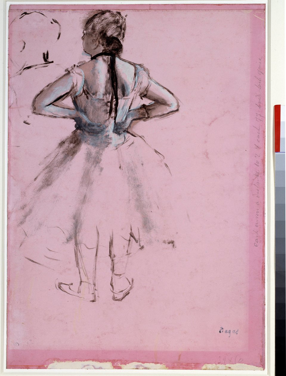 Bailarina de espaldas, manos en las caderas. Esencia sobre papel rosa de Edgar Degas (1834-1917) 1873 de Edgar Degas
