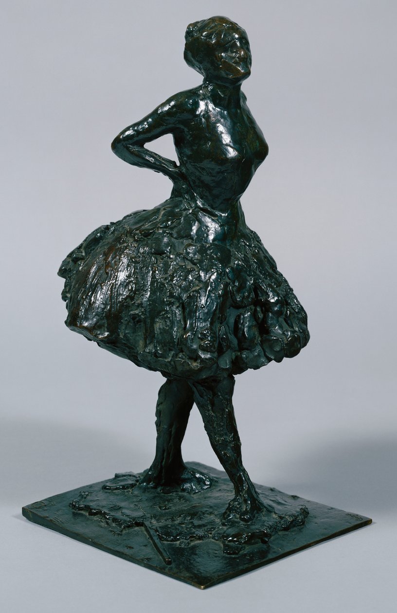 Bailarina en vestido casual, con las manos en las caderas, su pierna derecha hacia adelante, fundida c.1919-21 de Edgar Degas