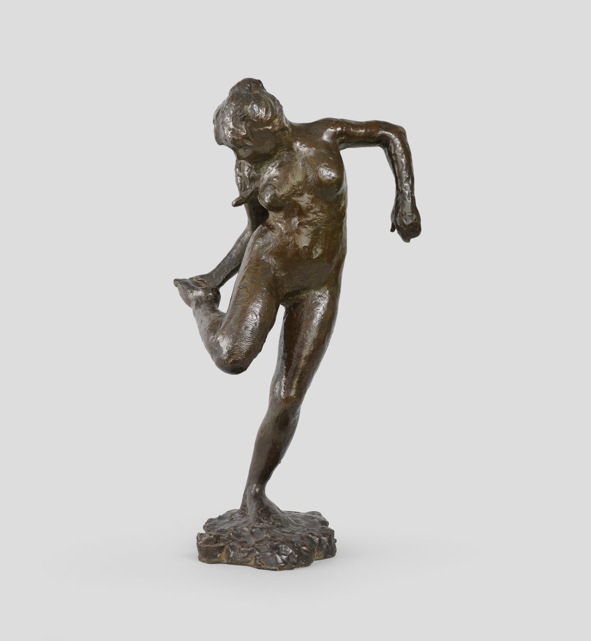Bailarina mirando la planta de su pie derecho, 1895-1903 de Edgar Degas