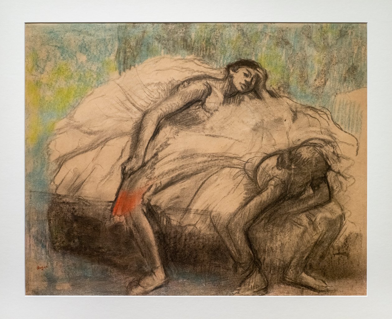 Dos bailarines en reposo. 1890-1895. Carbón, resaltados de pastel sobre papel de Edgar Degas