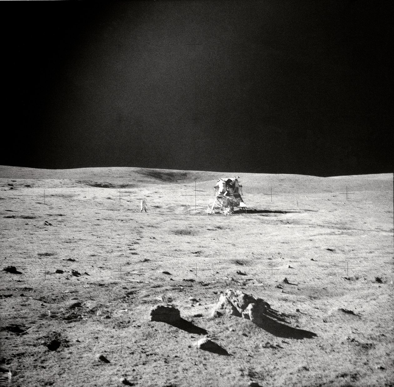 Vista de la EVA del Apolo 14, superficie lunar, 1971 de Edgar Mitchell